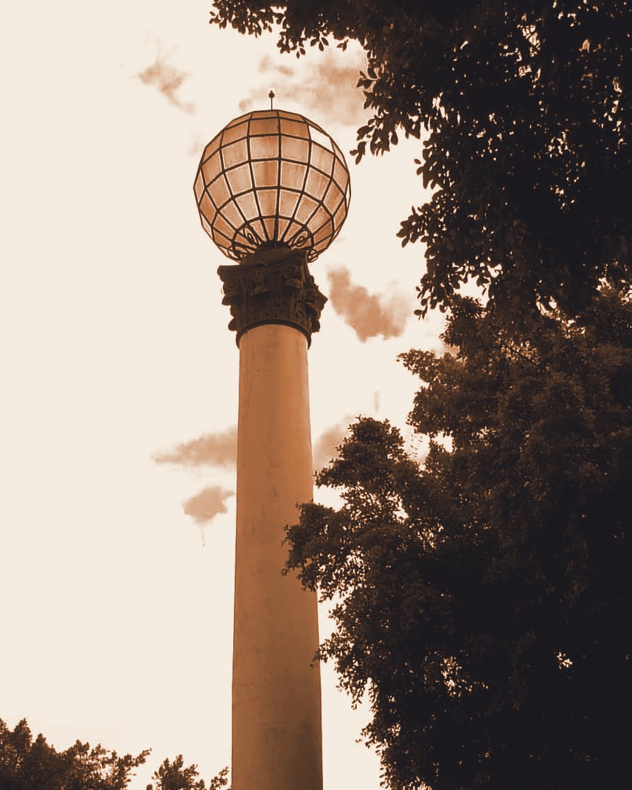 Coluna da Liberdade com o globo, na Praça Conde de Prados, em Barbacena